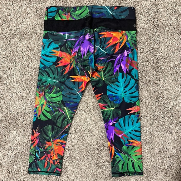 With Love From Paradise Capri Leggings - Picture 4 of 4